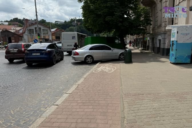 На Коперника у Львові, на складному перехресті, ліквідують паркомісця