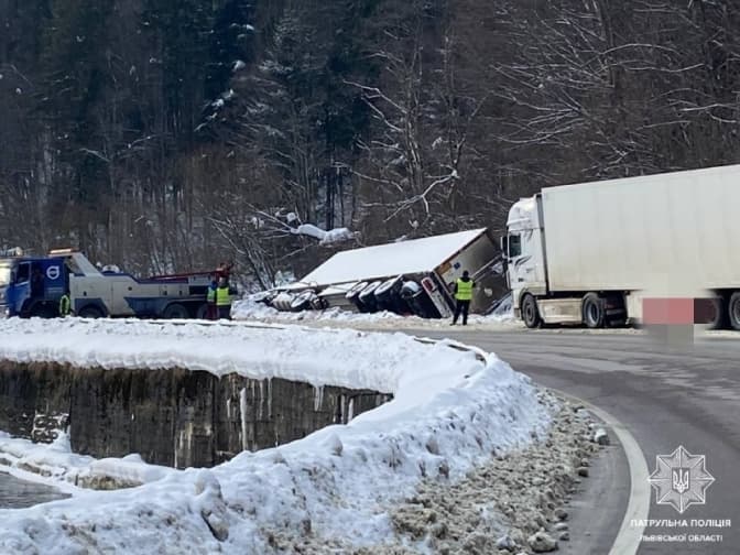 Через перекинуту вантажівку на трасі Київ – Чоп частково перекрили рух. Оновлено