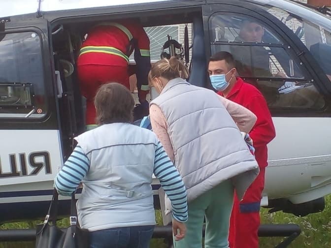 До львівської лікарні доставили гелікоптером тримісячне немовля