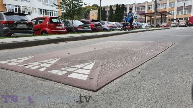 У Києві «лежачі поліцейські» на дорогах можуть замінити «берлінськими подушками». Що це таке