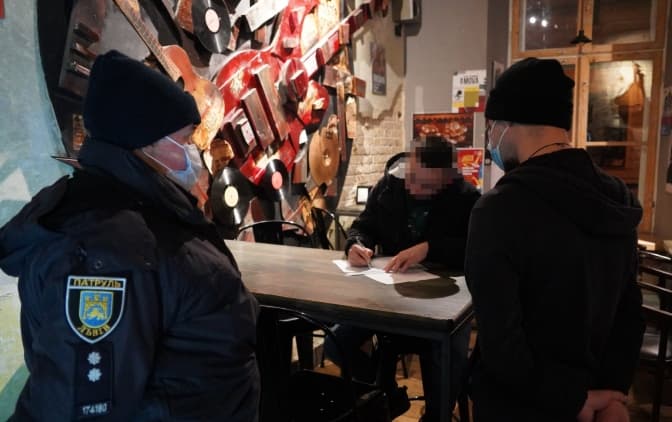 У Львові відкрили кримінальну справу через порушення карантину у барі в центрі міста