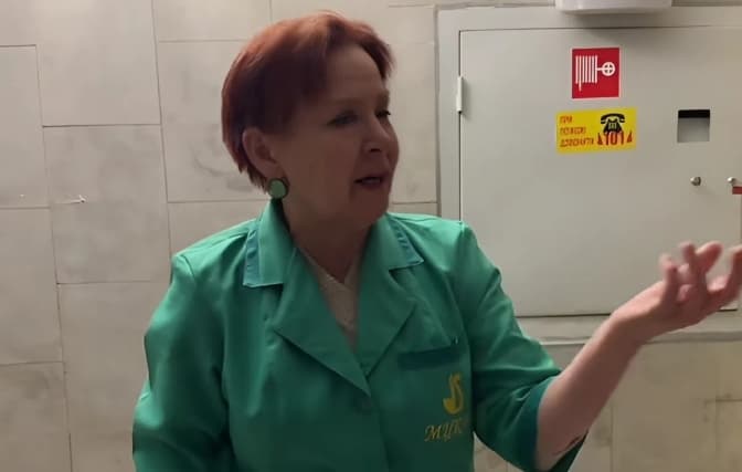 В TikTok віруситься відео прибиральниці з Жовтневого палацу, яка співає українську народну пісню