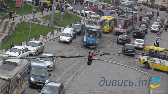 Ситуація на дорогах Львова: ускладнений рух на площі Митній