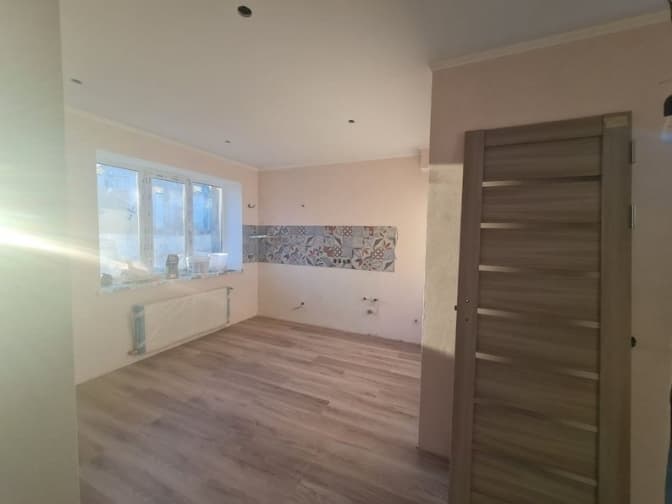 На Київщині занедбану будівлю перетворили на прихисток для переселенців