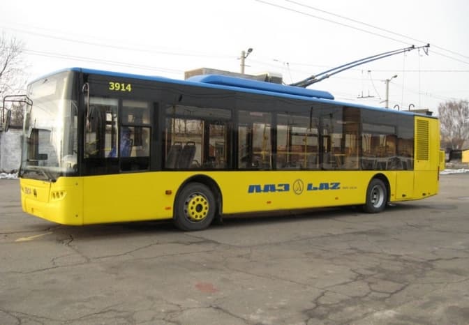 На вулиці Авіаційній у Львові загорівся тролейбус №27. Відео