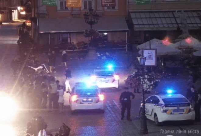 Вночі на площі Ринок у Львові сталася масова бійка. Відео