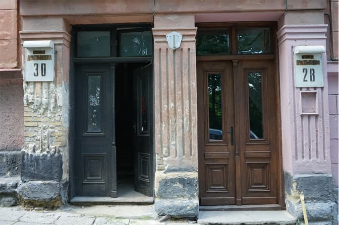 Біля Франкової бібліотеки відновили історичну браму. Фото