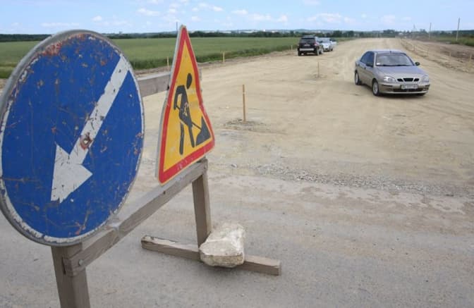 До кінця року планують завершити будівництво гравійної дороги до Білогорщі