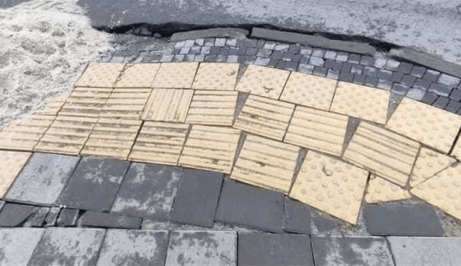 На вулиці Хмельницького просять виправити криво замощений тротуар