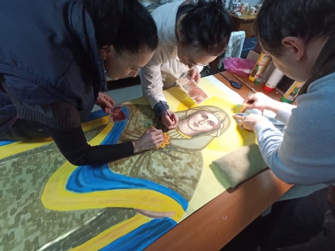 У Львові художники створили неймовірний образ Богородиці у військовій формі