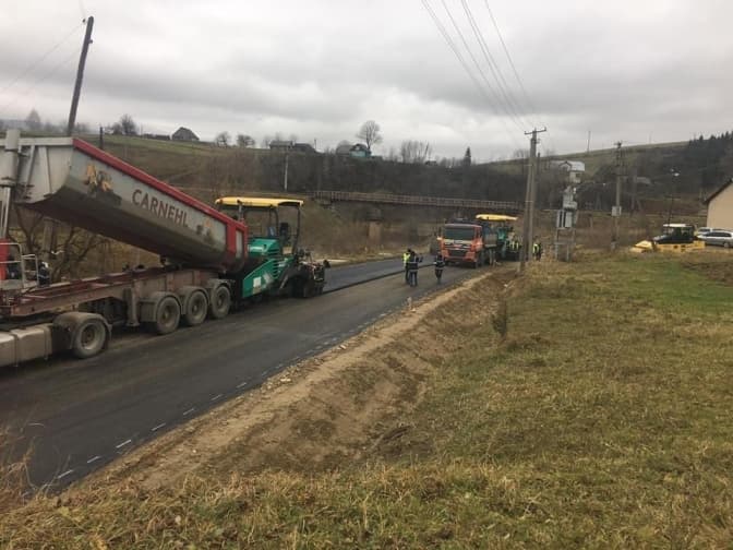Як на Львівщині ремонтують дорогу Бориня – Боберка, яка є частиною Малого карпатського кола