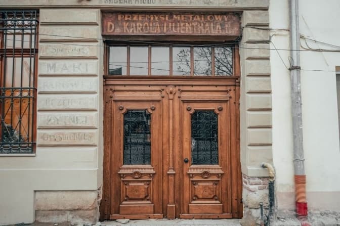 Поблизу Фабрики повидла відновили історичну браму медіатеки