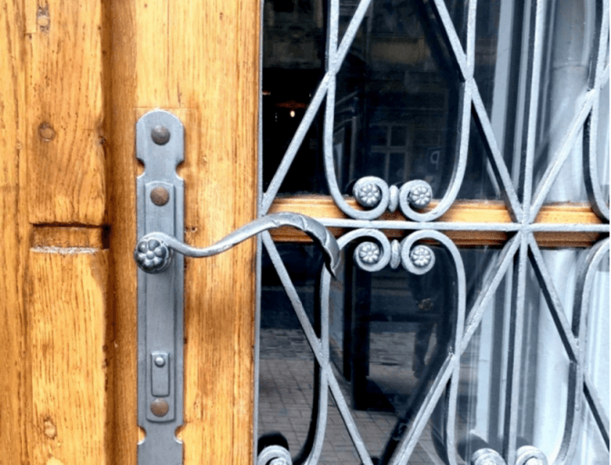 ілюстративне фото: брама на вул. Князя Романа, 26 (фото надали в GIZ)