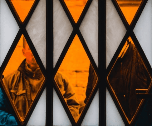 У нещодавно відреставрованій історичній брамі на площі Ринок вибили вікно. Фото