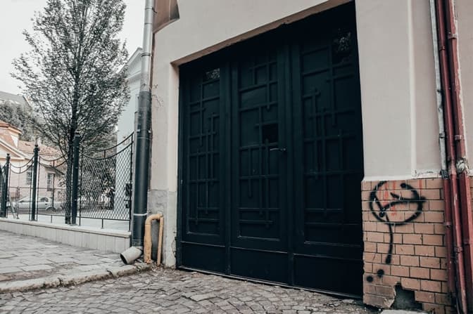 У Львові біля вілли Бачевських відновили історичну браму-двійника. Фото