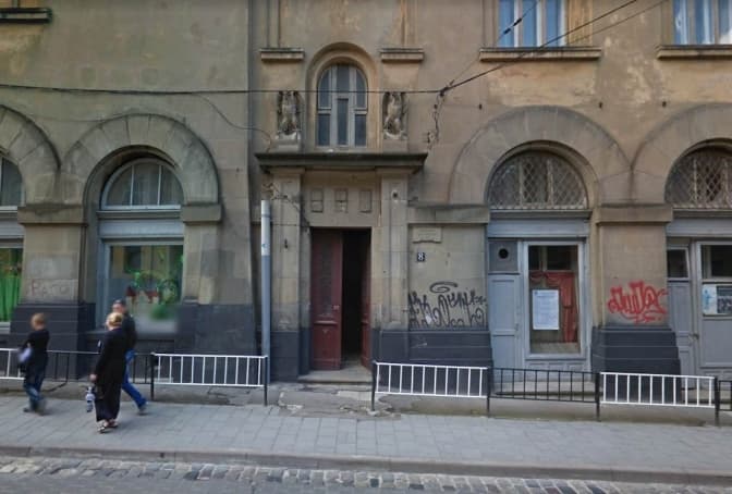 У Львові відреставрували столітню браму у будинку театру ляльок. Фото