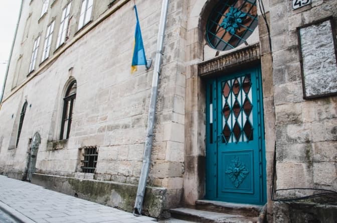 На площі Ринок у Львові відновили автентичну браму з вітражами. Фото