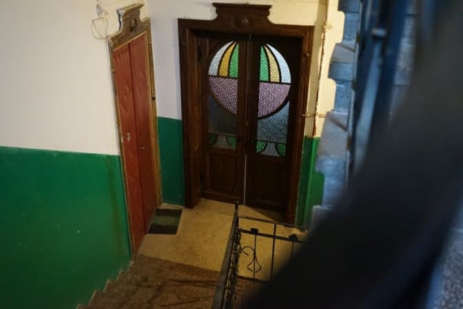 Поблизу старого трамвайного депо у Львові відновили вітражні двері. Фото