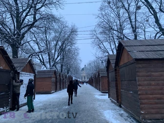 У центрі Львова почали монтувати дерев'яні будиночки до різдвяного ярмарку. Фото
