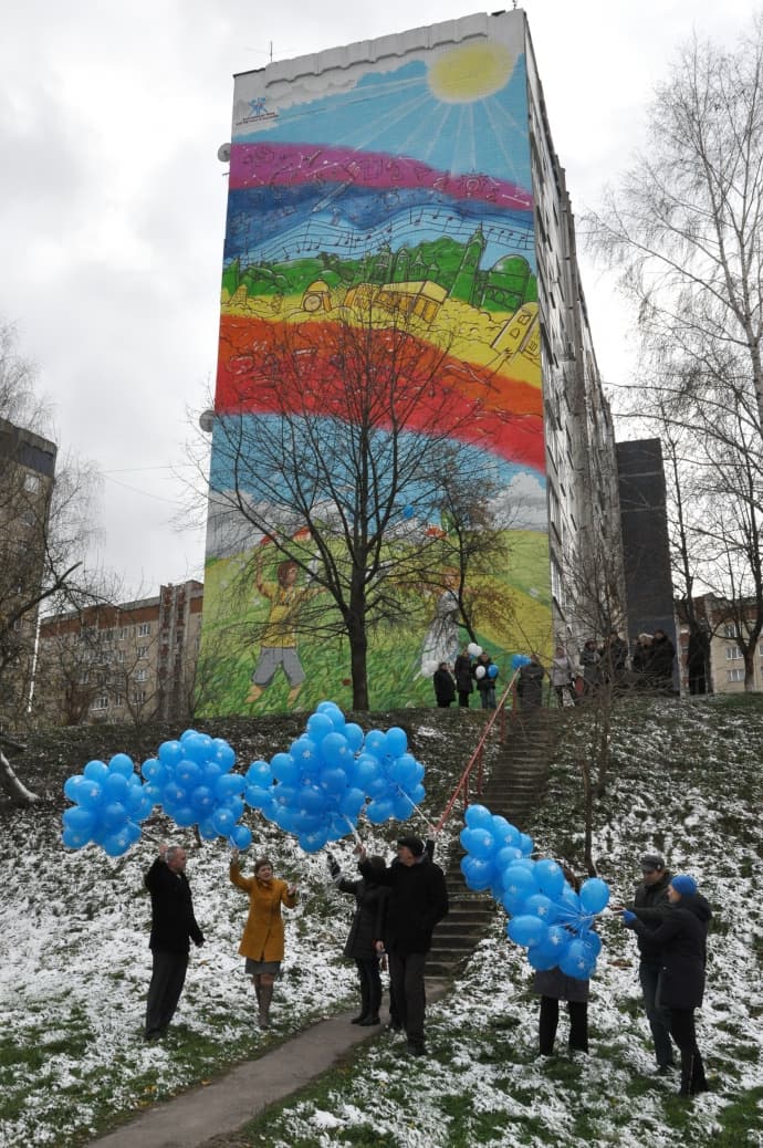 На Сихові у Львові розмалювали стіну будинку