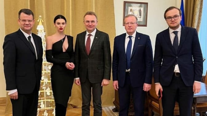 Заступник міністра освіти звільнився після скандалу через фото з помічницею