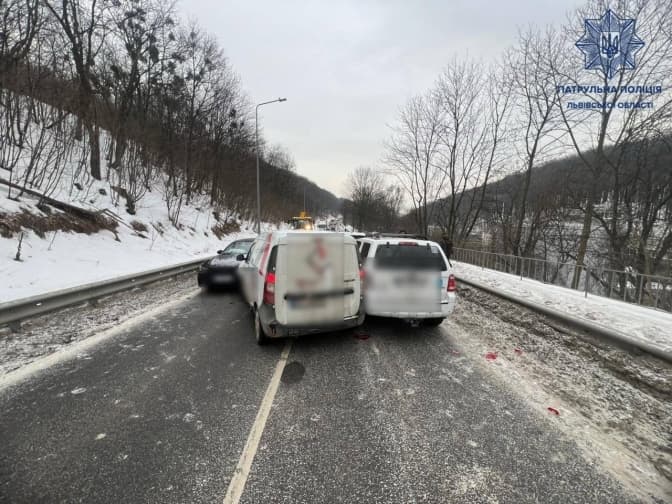На Личаківській у Львові сталася аварія за участю трьох автомобілів. Є потерпілі, рух перекрито. Оновлено