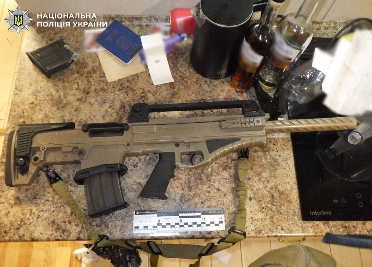 Озброєний чоловік у житловому комплексі: у Києві поліція затримала порушника з арсеналом зброї