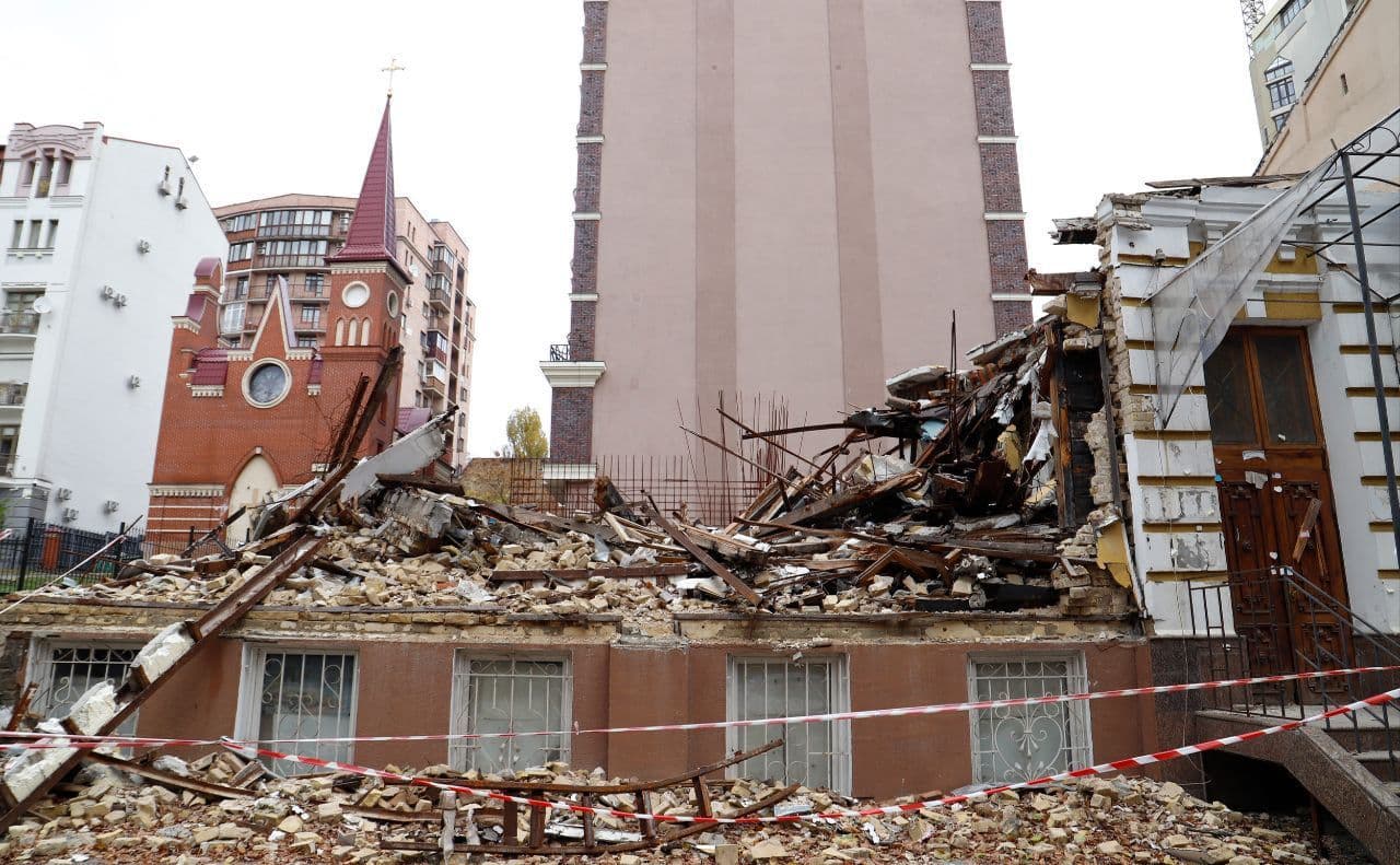 Зруйнована садиба Зеленських в Києві. Фото: КМДА