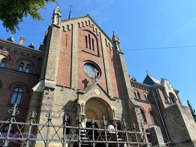 У Львові розпочали роботи з розкриття фресок у храмі на Лисенка