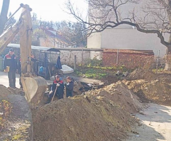 На одній із вулиць у Личаківському районі Львова перекрили рух через аварійні роботи