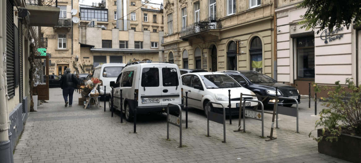 На частині пішохідної вулиці Леся Курбаса у Львові облаштують платний паркінг