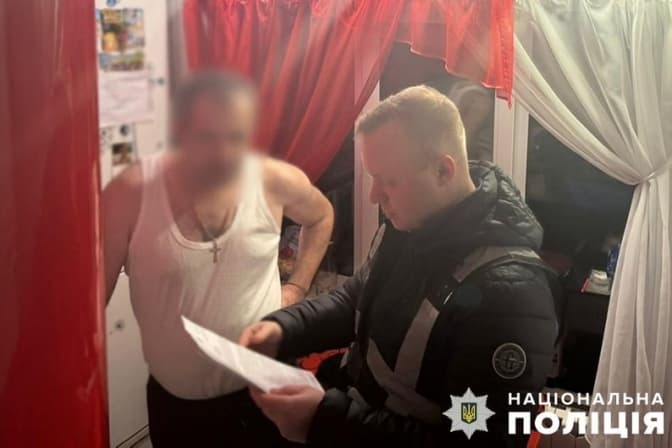 В Києві затримали шахраїв, які викуповували і перепродавали залізничні квитки за завищеними цінами