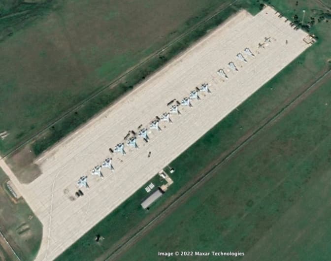 На фото - аеродром у смт Гвардійське Сімферопольського району до вибухів / Maxar