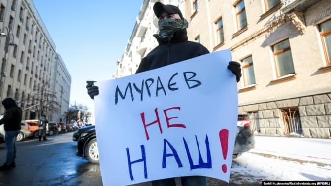 Під час мітингу біля Офісу президента, де проходило засідання РНБО. Протестувальники вимагали заборони проросійських інформаційних ресурсів в Україні. Київ, 19 лютого 2021 року/Фото: Радіо Свобода