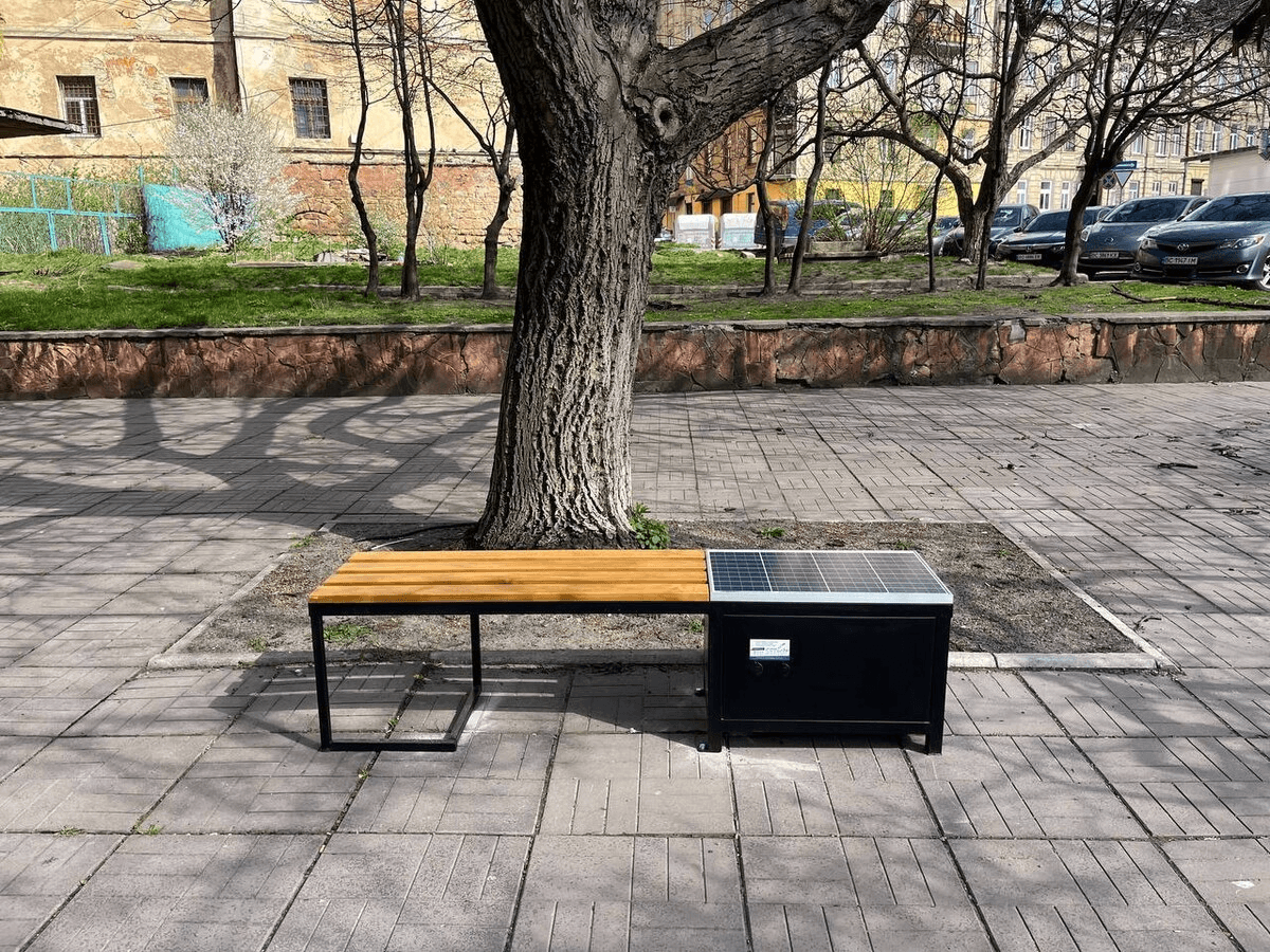 Лавки з сонячними батареями, встановлені у Львові / Фото: ЛМР