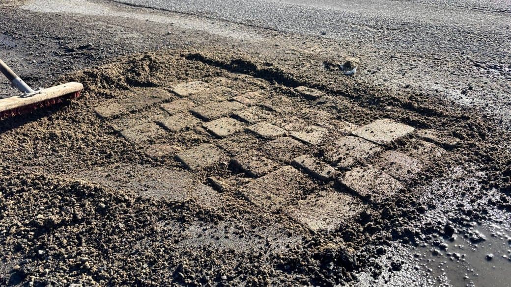 У Стрию на Львівщині ями ремонтують бруківкою