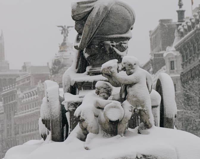 По святах – різке збільшення хворих на Covid, сніг в Іспанії та аномальна спека у Греції. Головне за 11 січня