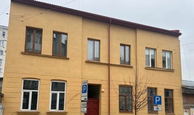 Один з будинків на вул. Братів Міхновських повністю відновили після вересневого обстрілу