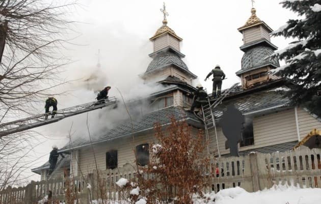 У Львівській області горіла старовинна церква. Відео