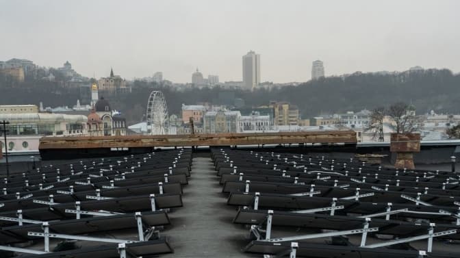 Більшість корпусів Києво-Могилянської академії обладнають сонячними електростанціями і генераторами