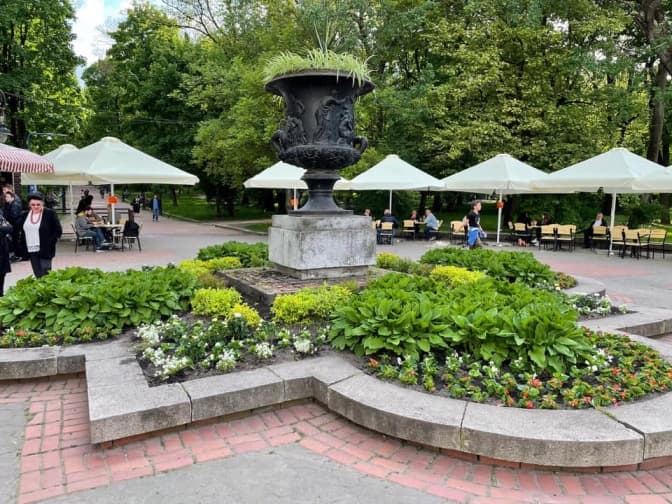 Біля входу до парку Франка висадили квіткову клумбу. Як вона виглядала колись