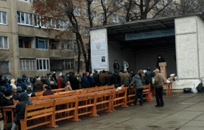 Понад сотня людей очікують у черзі на продуктові набори у Львові. Фото дня