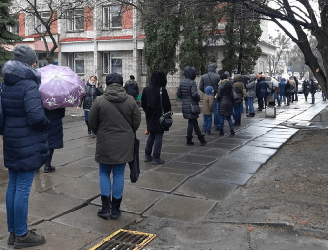 У Львові утворюються довгі черги на ПЛР-тест. У чому причина