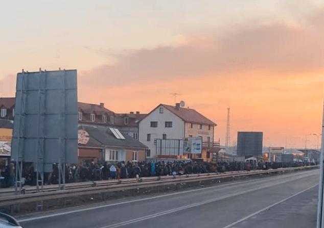 На кордоні з Польщею тисячні черги: українці очікують на повернення додому