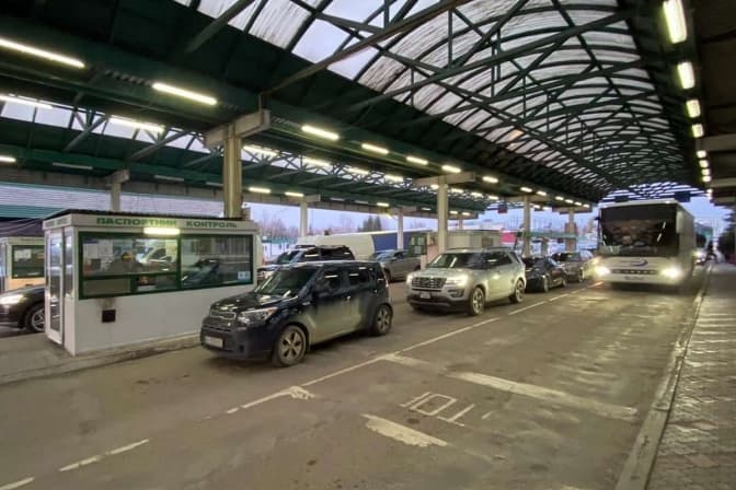 На кордоні з Польщею на Львівщині зупинилися понад 300 автівок і більш ніж 30 автобусів