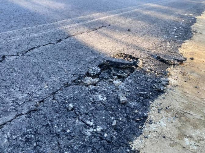 На Львівщині на відремонтованій дорозі асфальт розлітається на шматки. Фото