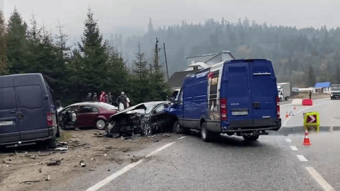 Через аварію чотирьох авто на трасі Київ – Чоп тимчасово ускладнений рух