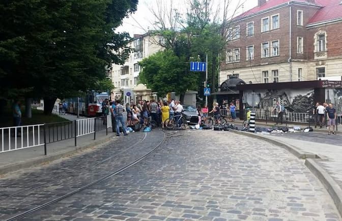 Вулицю Генерала Чупринки перекрили мішками зі сміттям