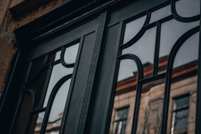 На вулиці Тарнавського відновили чорну браму. Фото до і після