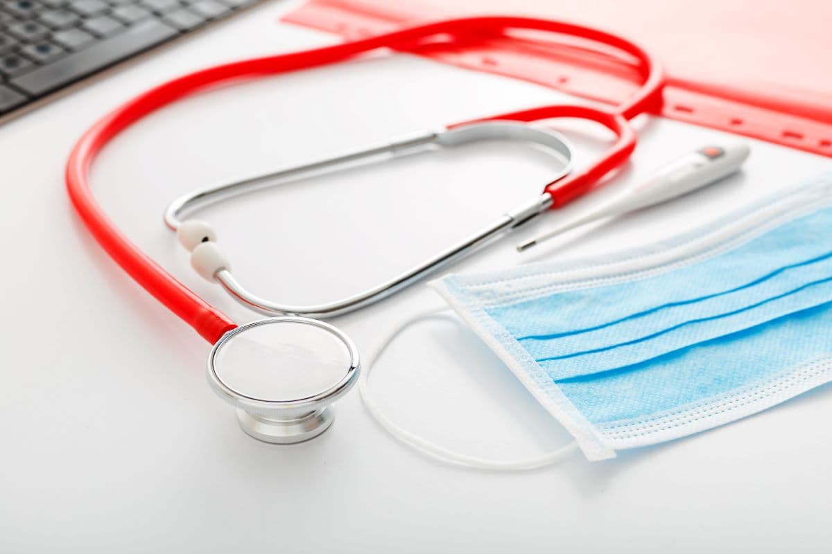 У Львові від коронавірусу померла вчителька. Учнів переводять на канікули